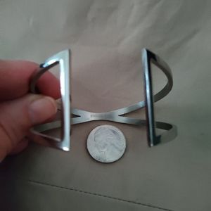 Beautiful modern silver bracelet, never worn